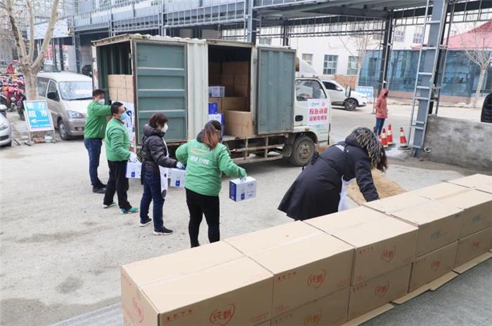 济阳博盛食品销售中心工作人员帮助医疗人员搬运牛奶制品
